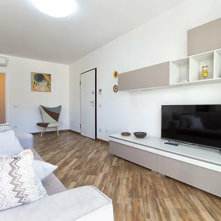 Apartment House Garden E Sky